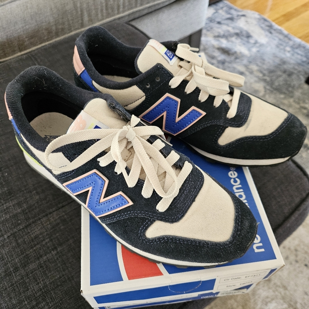 Good condition Women's New Balance 696 US Size 7 Dark Blue